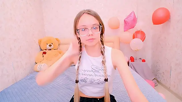 Snapshot of LolliStrawberry chatting on February 25, 2026, 7:40 am LolliStrawberry online show from February 25, 2026, 7:40 am