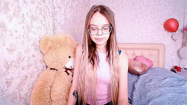 Snapshot of LolliStrawberry chatting on March 7, 2026, 2:19 am LolliStrawberry online show from March 7, 2026, 2:19 am