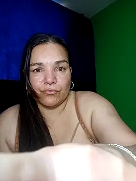 Snapshot of lee_hot chatting on February 3, 2026, 4:23 pm lee hot online show from February 3, 2026, 4:23 pm