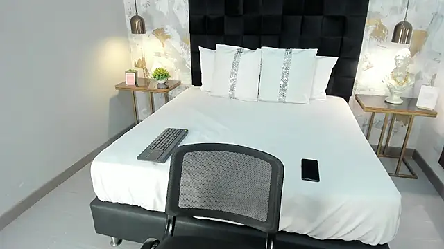 Snapshot of emily_clarkk_ chatting on February 25, 2026, 8:07 pm emily clarkk online show from February 25, 2026, 8:07 pm