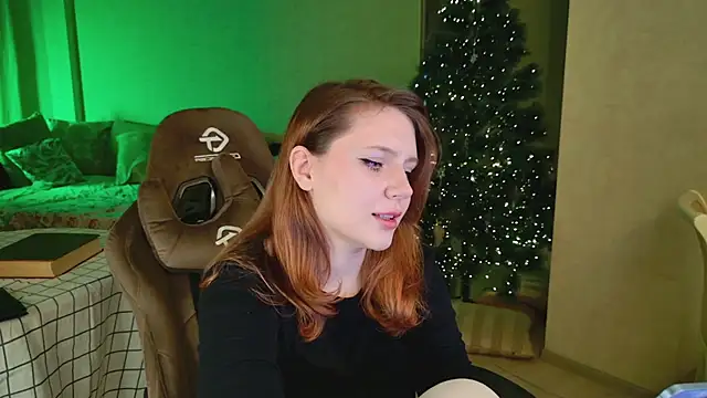 Snapshot of YouHoldMe chatting on February 15, 2026, 5:31 pm YouHoldMe online show from February 15, 2026, 5:31 pm