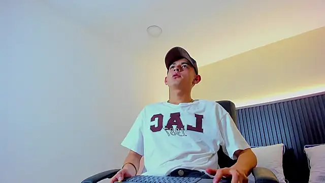 Snapshot of James_cute18 chatting on January 15, 2026, 2:38 am James cute18 online show from January 15, 2026, 2:38 am