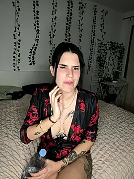 julieeeeee75 online show from January 13, 2026, 12:16 am