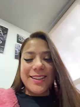 Snapshot of Pretty__Milf chatting on April 5, 2026, 11:18 am Pretty Milf online show from April 5, 2026, 11:18 am