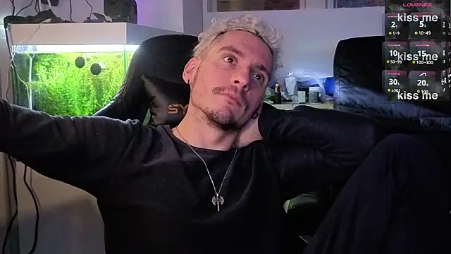 Snapshot of Rayzel_White chatting on February 4, 2026, 10:26 pm Rayzel White online show from February 4, 2026, 10:26 pm