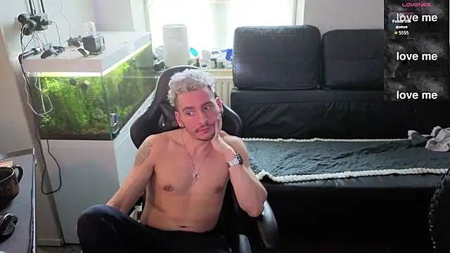 Snapshot of Rayzel_White chatting on February 9, 2026, 12:31 pm Rayzel White online show from February 9, 2026, 12:31 pm