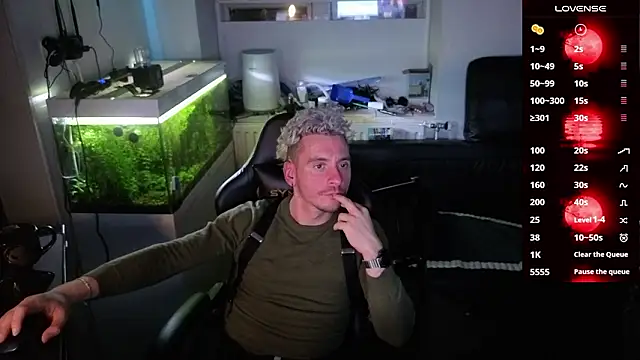 Snapshot of Rayzel_White chatting on February 11, 2026, 9:53 pm Rayzel White online show from February 11, 2026, 9:53 pm