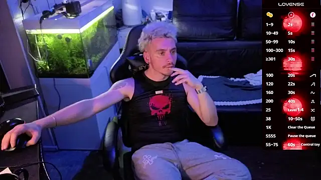 Snapshot of Rayzel_White chatting on February 15, 2026, 9:33 pm Rayzel White online show from February 15, 2026, 9:33 pm