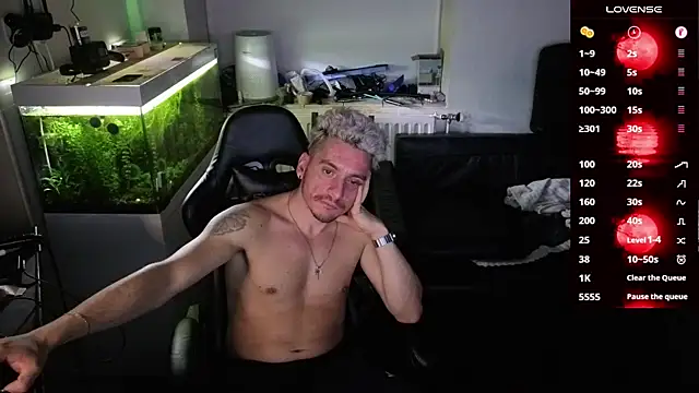 Snapshot of Rayzel_White chatting on February 18, 2026, 10:50 pm Rayzel White online show from February 18, 2026, 10:50 pm