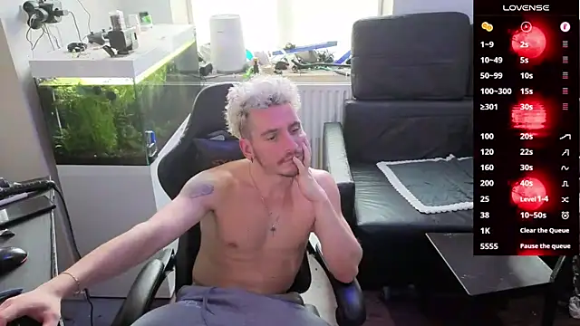 Snapshot of Rayzel_White chatting on February 20, 2026, 1:33 pm Rayzel White online show from February 20, 2026, 1:33 pm