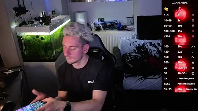 Snapshot of Rayzel_White chatting on February 28, 2026, 10:00 pm Rayzel White online show from February 28, 2026, 10:00 pm