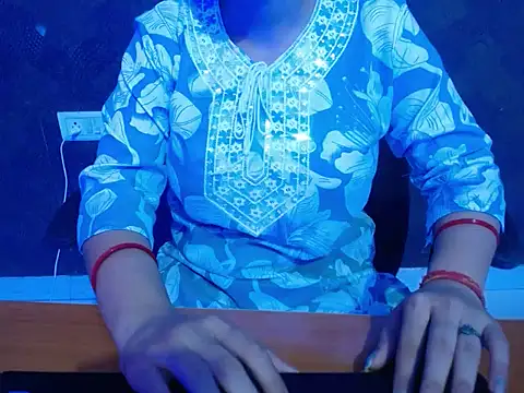 Snapshot of pari_04 chatting on June 1, 2026, 7:43 am pari 04 online show from June 1, 2026, 7:43 am