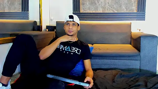 Snapshot of ALEX_KEITH26 chatting on February 4, 2026, 12:33 pm ALEX KEITH26 online show from February 4, 2026, 12:33 pm