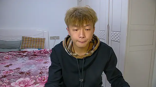 Snapshot of Chocolates-001 chatting on February 5, 2026, 11:04 am Chocolates-001 online show from February 5, 2026, 11:04 am