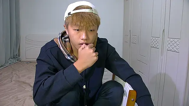 Snapshot of Chocolates-001 chatting on February 21, 2026, 10:27 am Chocolates-001 online show from February 21, 2026, 10:27 am