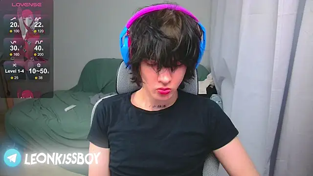 LeonBoykisser online show from April 15, 2026, 4:08 am