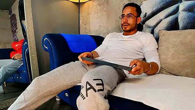 Snapshot of Vans_Ross chatting on February 14, 2026, 7:32 pm Vans Ross online show from February 14, 2026, 7:32 pm