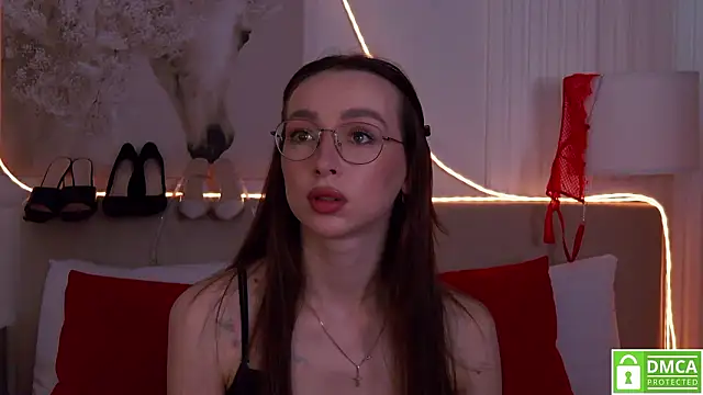 Snapshot of Emily_Simon chatting on February 13, 2026, 5:36 am Emily Simon online show from February 13, 2026, 5:36 am