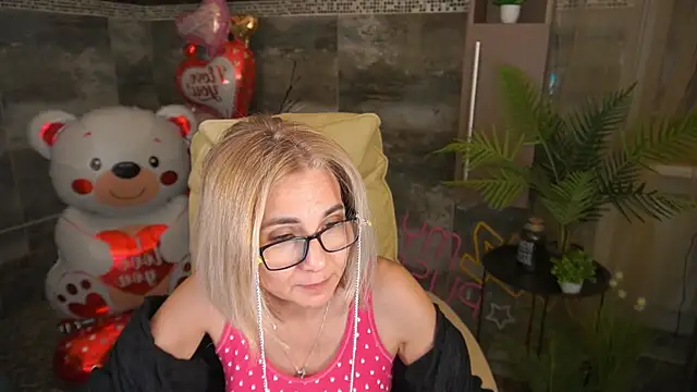 Snapshot of MiaRossy chatting on February 17, 2026, 12:01 pm MiaRossy online show from February 17, 2026, 12:01 pm