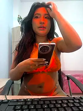 valenlopezz  online show from May 2, 2026, 3:44 am