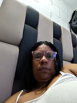 Zeyllyjhonson online show from April 15, 2026, 12:28 am