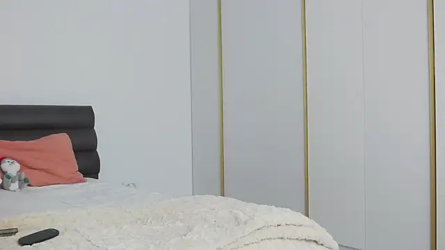 Snapshot of LunaVibes_ chatting on February 11, 2026, 6:07 am LunaVibes online show from February 11, 2026, 6:07 am