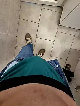 Snapshot of vali23 chatting on February 17, 2026, 9:28 am vali23 online show from February 17, 2026, 9:28 am