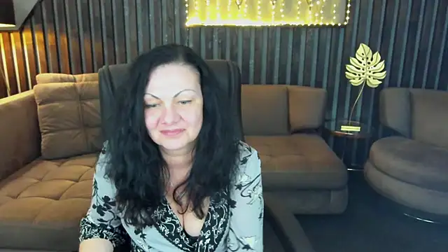 IrissMoon online show from April 25, 2026, 1:41 pm