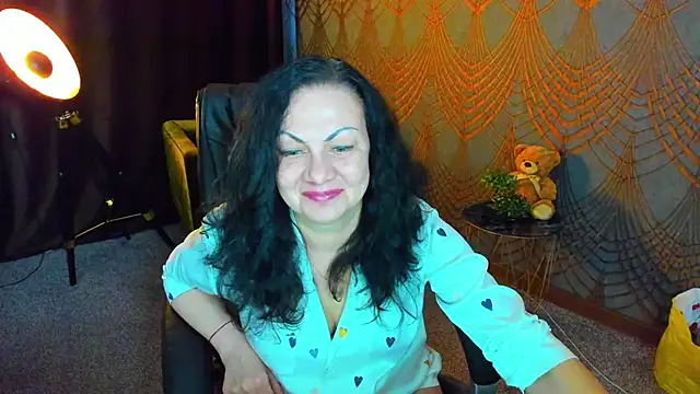 IrissMoon online show from May 12, 2026, 5:37 am