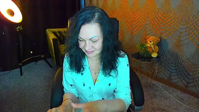 IrissMoon online show from May 13, 2026, 5:27 am