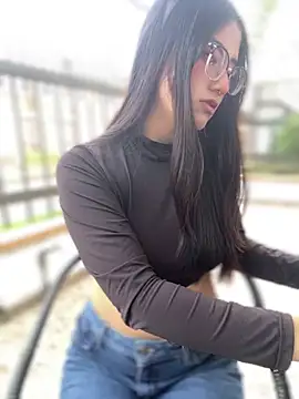 StrawberryPink  online show from March 13, 2026, 11:28 am