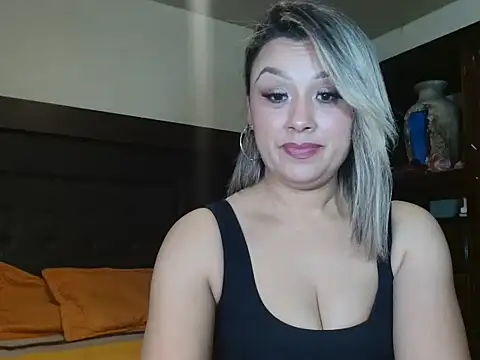 Snapshot of aitanalove_ chatting on February 5, 2026, 1:32 am aitanalove online show from February 5, 2026, 1:32 am