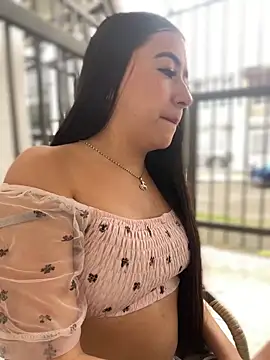 Snapshot of AuroraJohns_Pink chatting on February 2, 2026, 9:35 pm AuroraJohns Pink online show from February 2, 2026, 9:35 pm