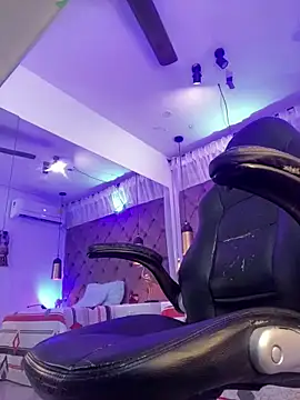 Auri   online show from May 5, 2026, 7:33 pm