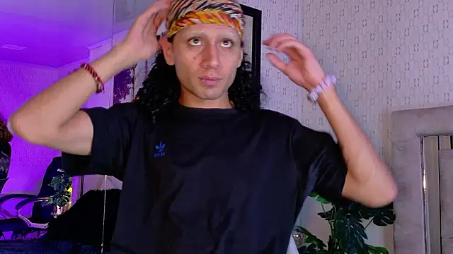 Snapshot of 4L3JX chatting on February 4, 2026, 12:33 pm 4L3JX online show from February 4, 2026, 12:33 pm