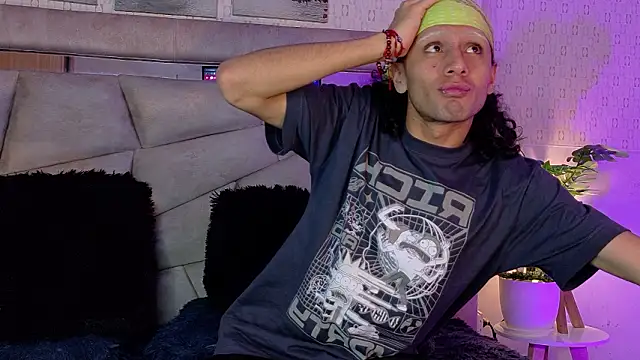 Snapshot of 4L3JX chatting on February 5, 2026, 12:43 pm 4L3JX online show from February 5, 2026, 12:43 pm