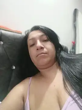 Snapshot of Katysaez chatting on May 17, 2026, 4:43 am Katysaez online show from May 17, 2026, 4:43 am