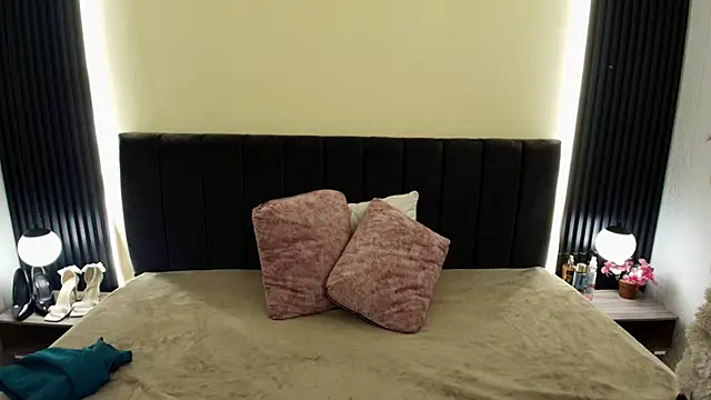 IvonneRoss  online show from March 19, 2026, 12:20 pm