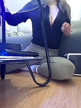 Snapshot of Milifalcon chatting on February 10, 2026, 3:32 am Milifalcon online show from February 10, 2026, 3:32 am