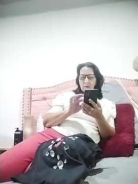 Snapshot of RosseLaure chatting on February 7, 2026, 1:42 am RosseLaure online show from February 7, 2026, 1:42 am