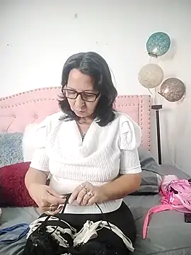 Snapshot of RosseLaure chatting on February 13, 2026, 2:07 am RosseLaure online show from February 13, 2026, 2:07 am