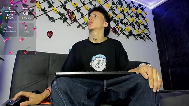 Snapshot of Maxxx_bigcockx chatting on February 4, 2026, 2:17 am Maxxx bigcockx online show from February 4, 2026, 2:17 am