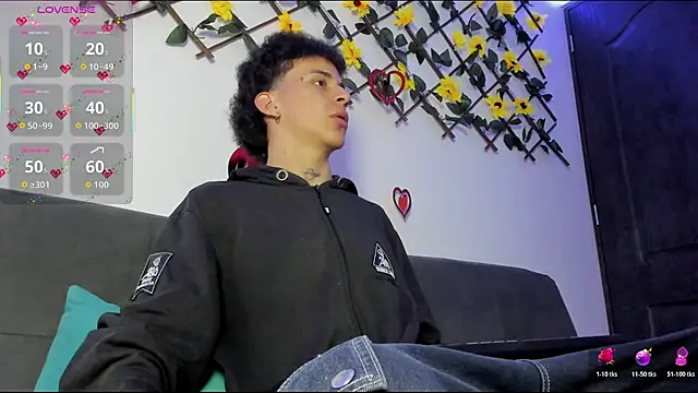 Snapshot of Maxxx_bigcockx chatting on February 9, 2026, 2:37 am Maxxx bigcockx online show from February 9, 2026, 2:37 am