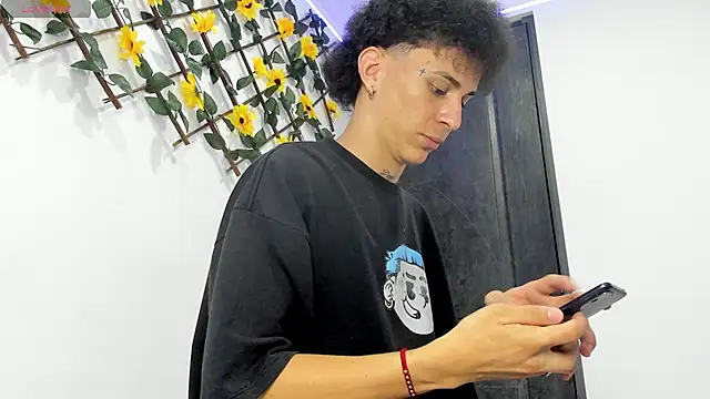 Snapshot of Maxxx_bigcockx chatting on March 4, 2026, 3:23 am Maxxx bigcockx online show from March 4, 2026, 3:23 am