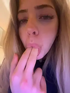 Snapshot of MelliMoon chatting on February 16, 2026, 11:23 pm MelliMoon online show from February 16, 2026, 11:23 pm