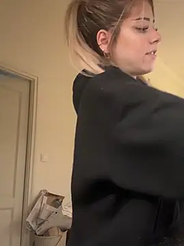 Snapshot of MelliMoon chatting on March 4, 2026, 11:38 am MelliMoon online show from March 4, 2026, 11:38 am