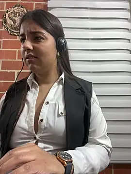 Snapshot of A-uroora chatting on February 19, 2026, 7:48 am A-uroora online show from February 19, 2026, 7:48 am