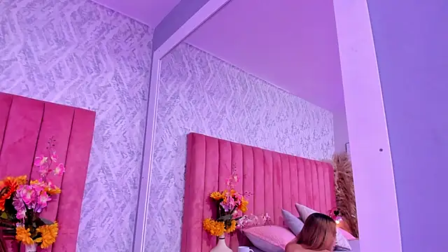 Snapshot of chiarabonds chatting on February 6, 2026, 5:05 pm chiarabonds online show from February 6, 2026, 5:05 pm