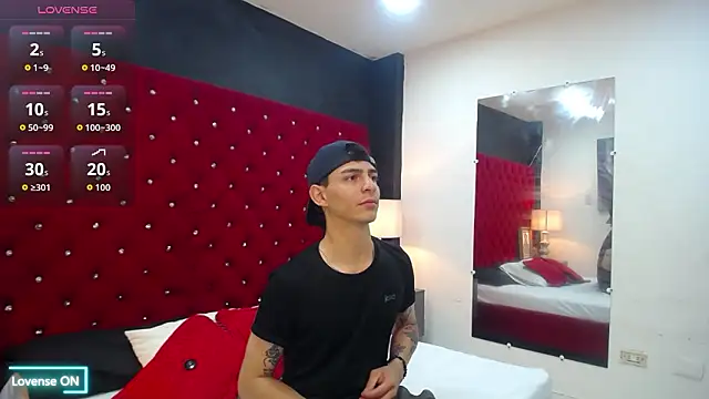 Snapshot of Logan_Woods chatting on February 3, 2026, 9:42 pm Logan Woods online show from February 3, 2026, 9:42 pm