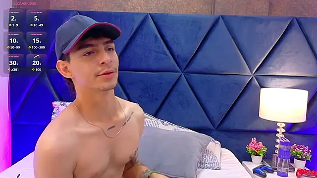 Snapshot of Logan_Woods chatting on February 13, 2026, 9:27 am Logan Woods online show from February 13, 2026, 9:27 am